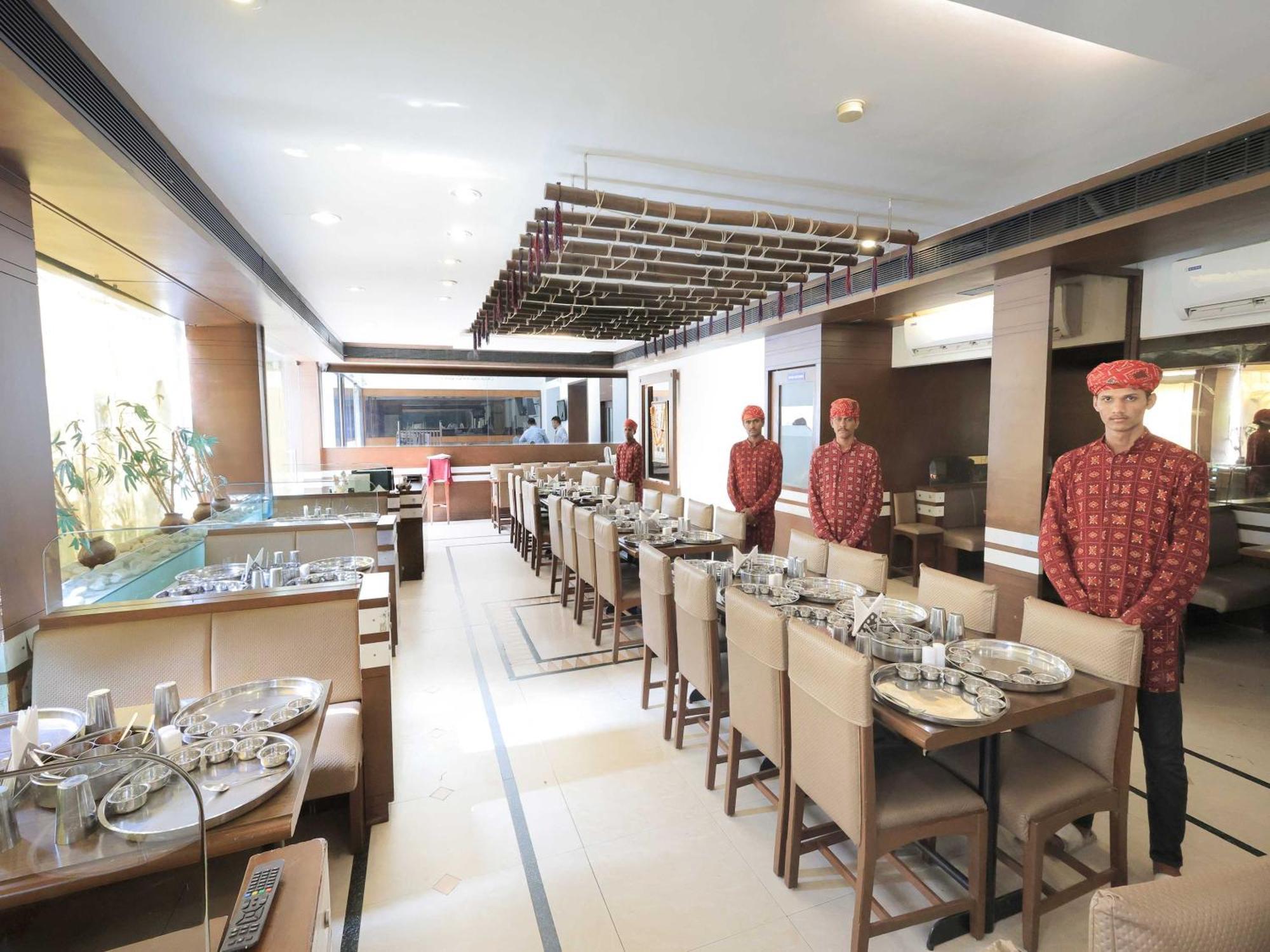 Palette Hotel Surya Vadodara Luaran gambar