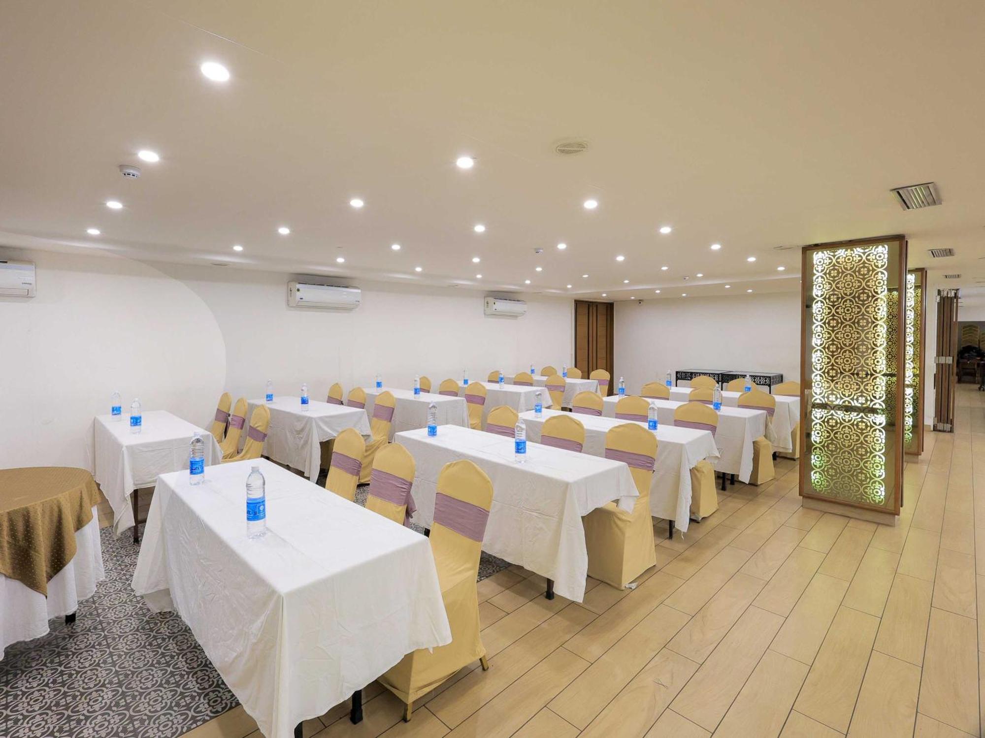 Palette Hotel Surya Vadodara Luaran gambar