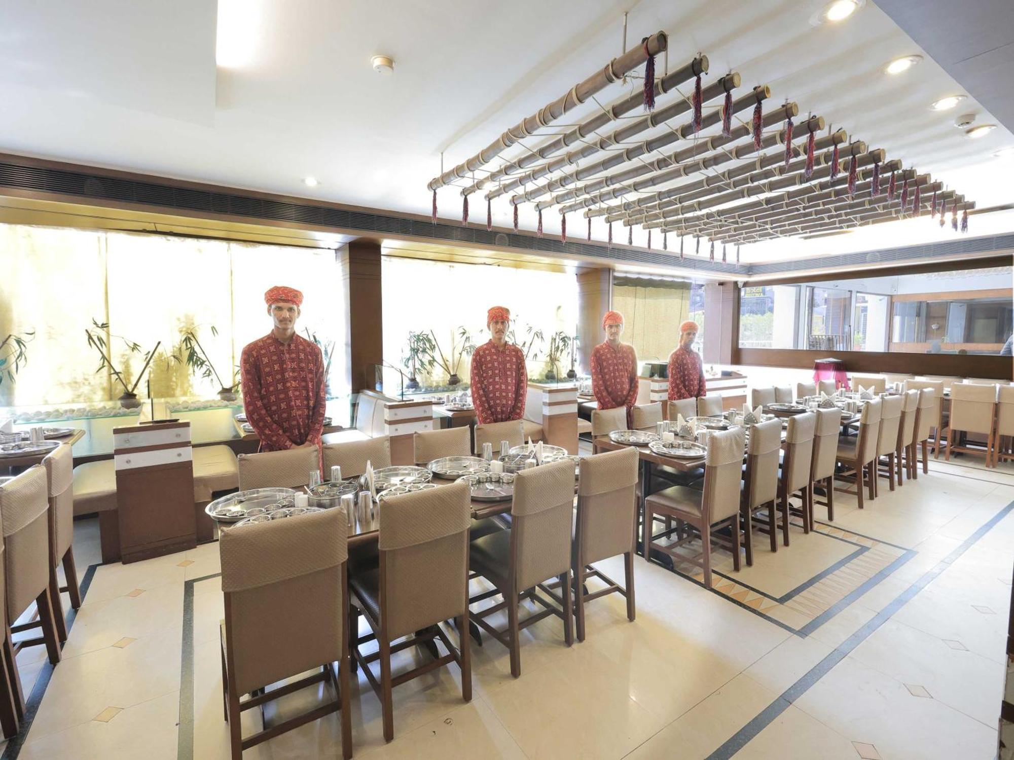 Palette Hotel Surya Vadodara Luaran gambar