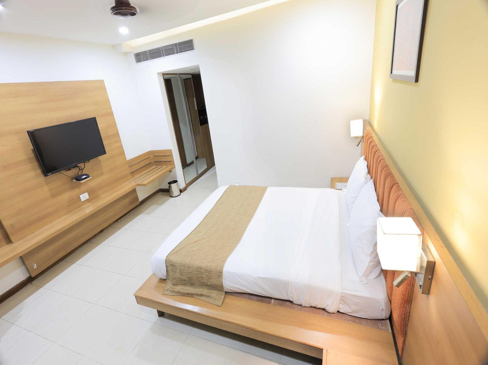 Palette Hotel Surya Vadodara Luaran gambar